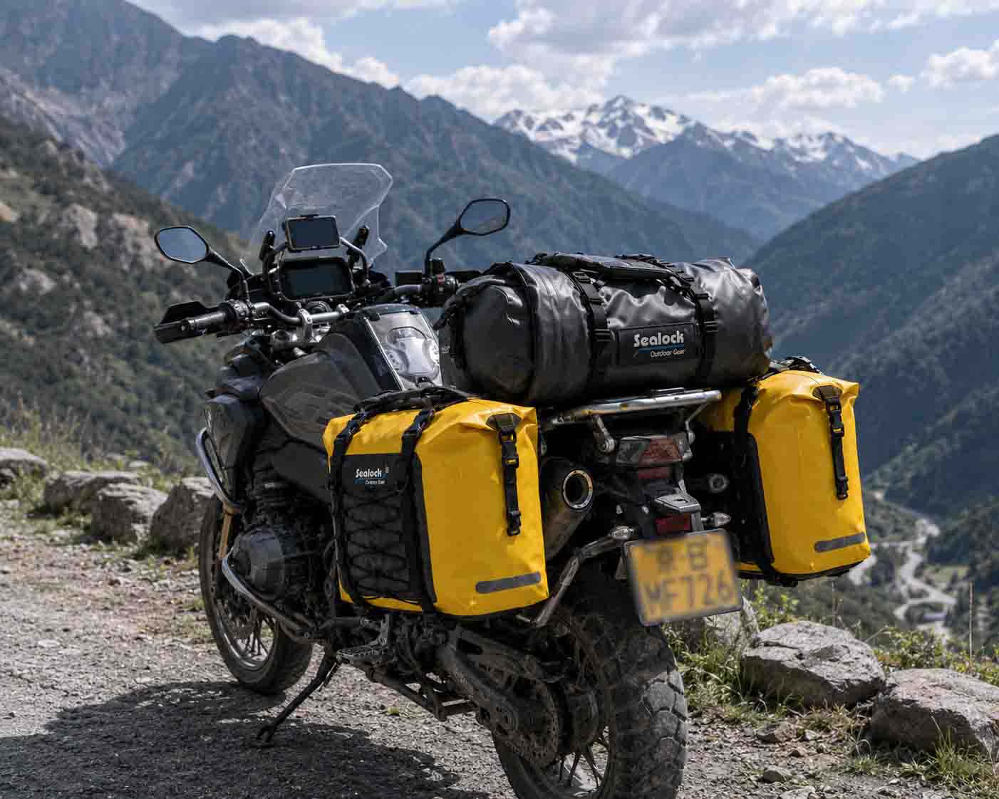 मोटरसायकल प्रवासासाठी सर्वोत्तम जलरोधक डफेल बॅग