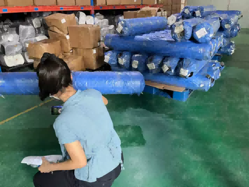 एक ग्राहक कंटेनर भरताना पाहतो: सीलॉकच्या व्हिएतनाम सुविधेवर पर्यवेक्षित लोडिंग